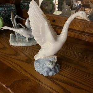 piece of Nao  figurerine. Large Swan